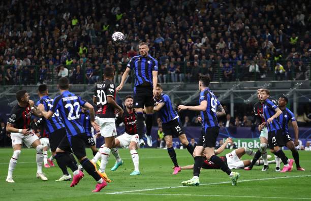 库里：热身时球员通道扔超远三分是跟蒙塔-埃利斯学的.